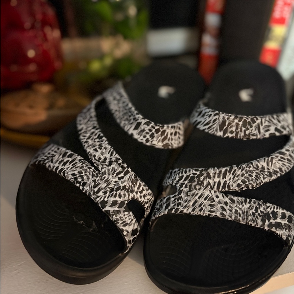 Reel Legends Black and White Animal print Sandals sz m8-W10 EU41